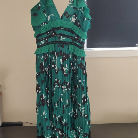 Beautiful Green dress - Picture 2 of 4